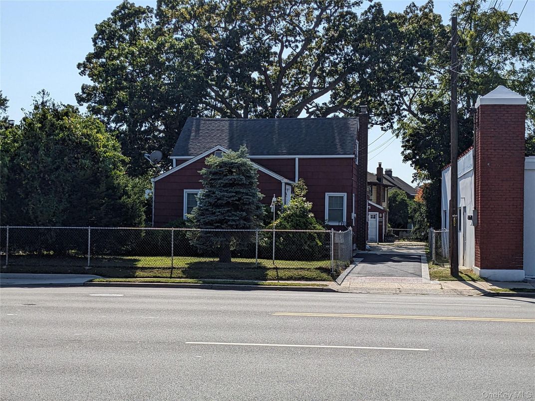 Exterior, Facade, Brick Facade, Cape Cod
