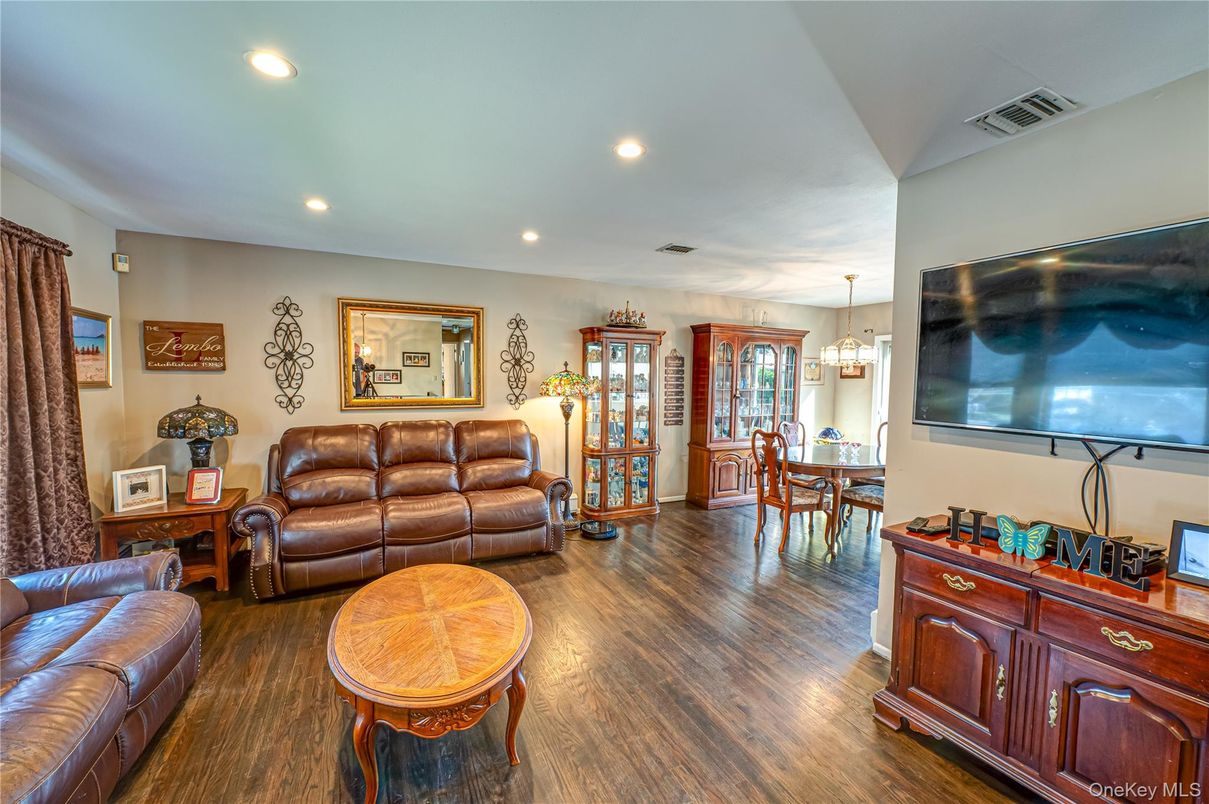 Dining room, Interior, Living room, Pendant Lights, Recessed Lighting, Wood Texture Flooring