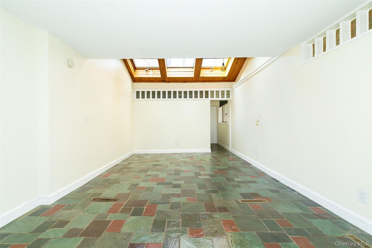 Empty room, Interior