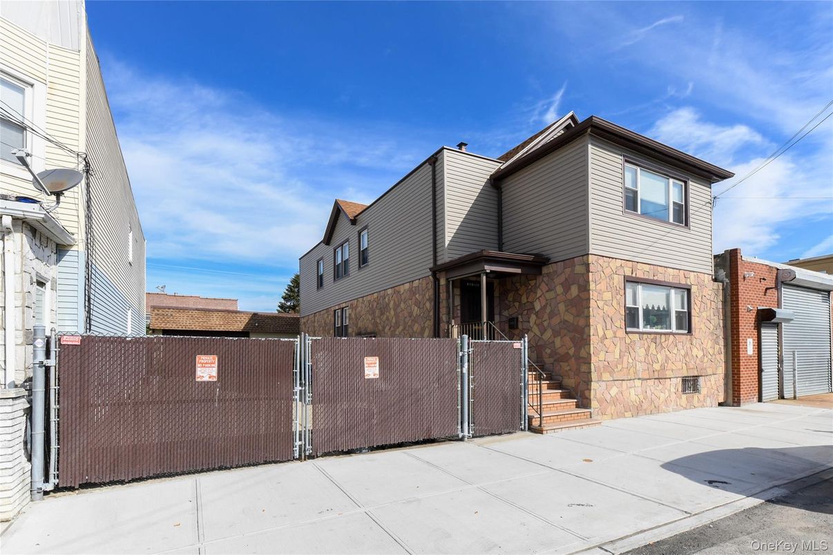 Exterior, Facade, Brick Facade, Rowhouse