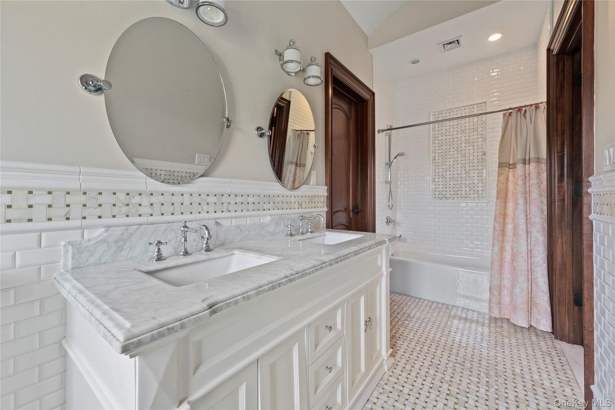 Bathroom, Dual Sink Vanities, Interior, Recessed Lighting