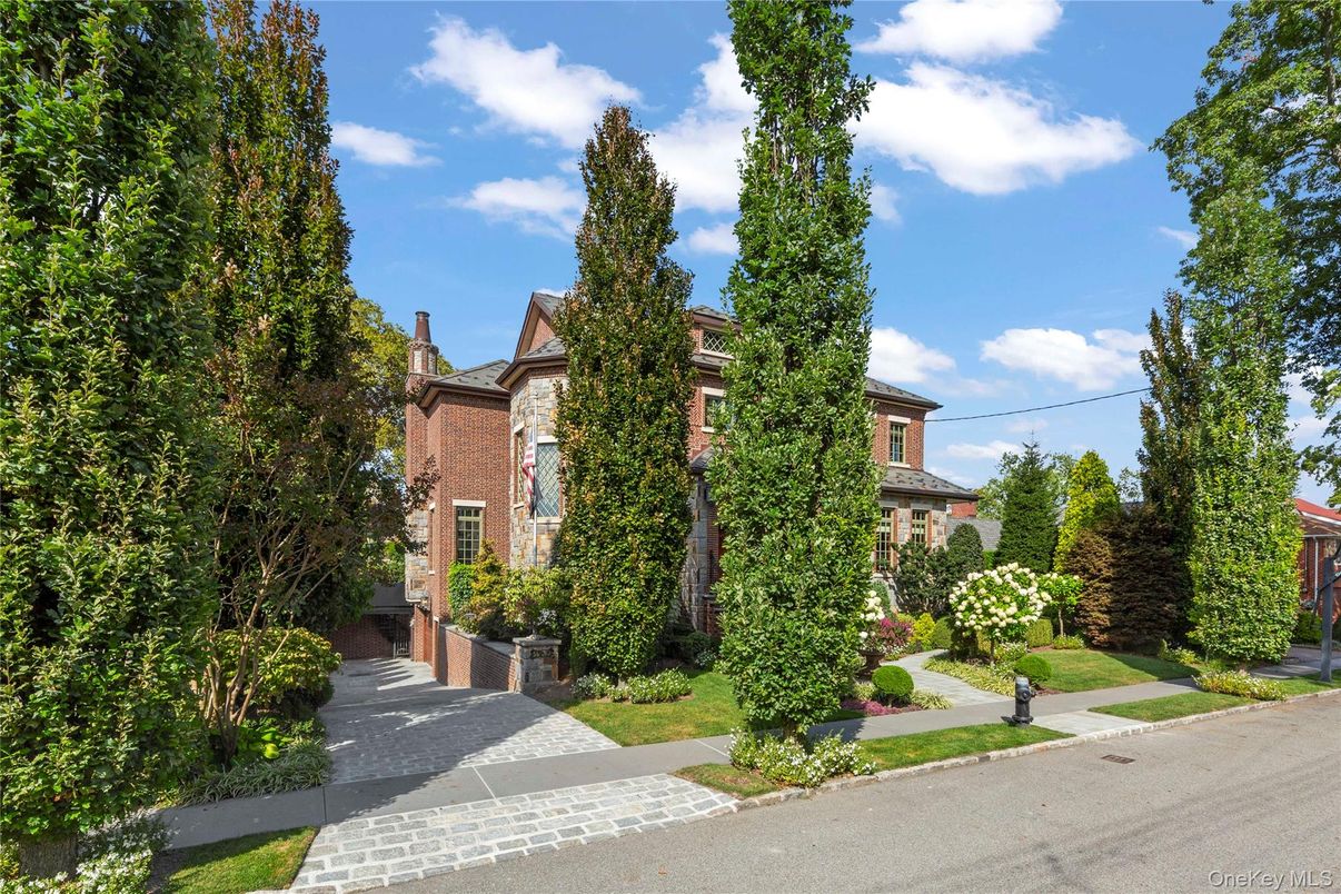 Exterior, Facade, Brick Facade, Queen Anne Victorian