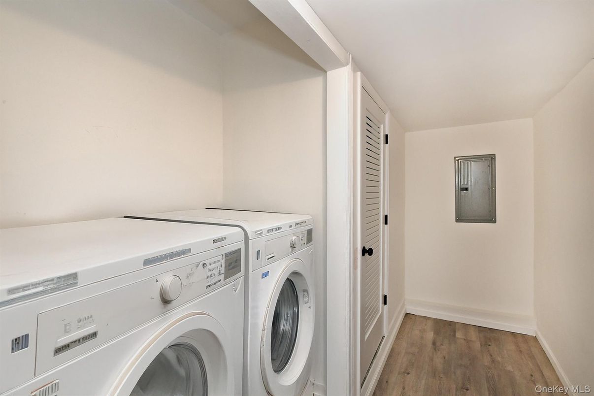 Interior, Utility Closets, Washer, Wood Texture Flooring