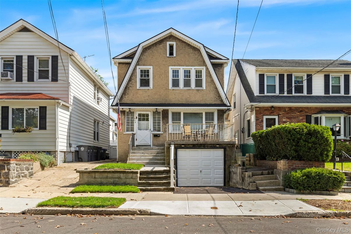Attached, Exterior, Facade, Queen Anne Victorian