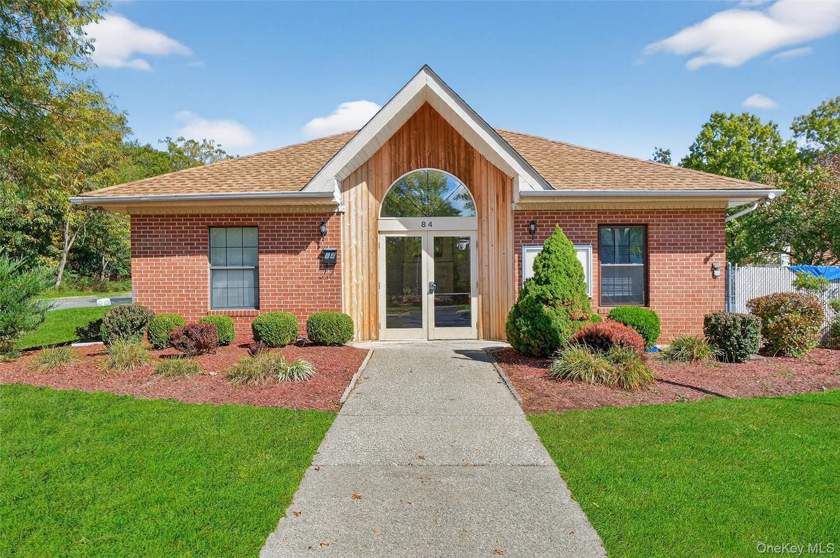 Exterior, Facade, Brick Facade, Ranch