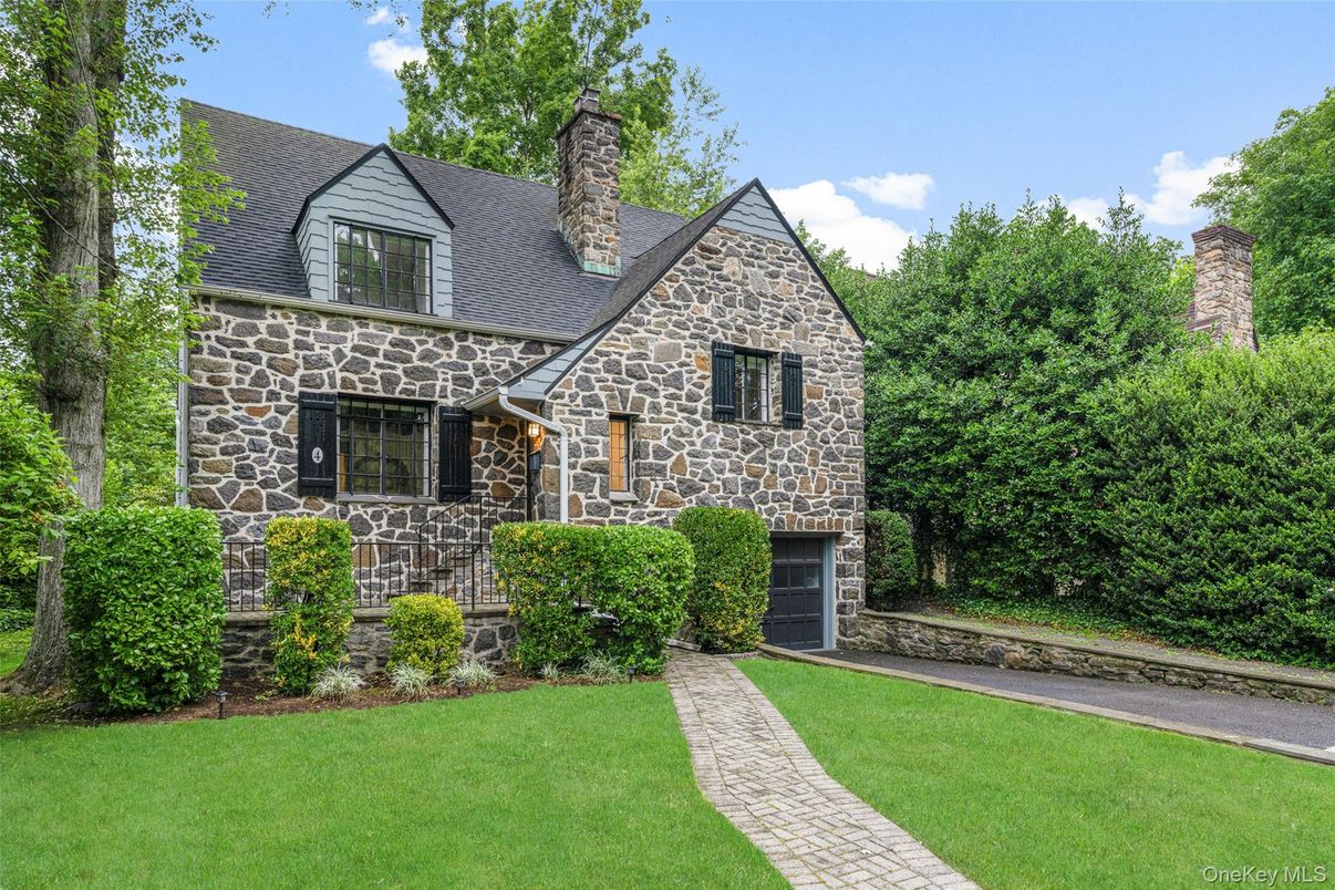 Attached, Exterior, Facade, Tudor Revival