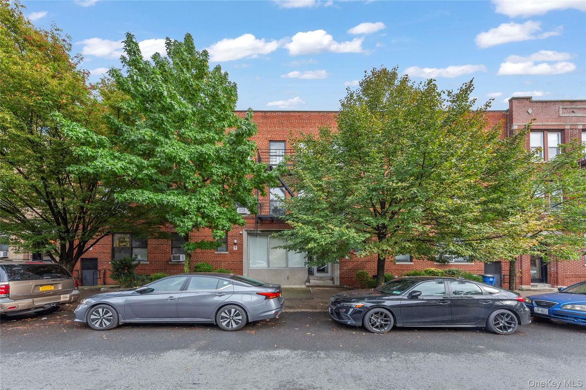 Exterior, Facade, Brick Facade, Rowhouse