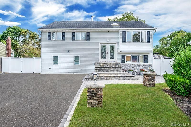 Exterior, Facade, Raised Ranch