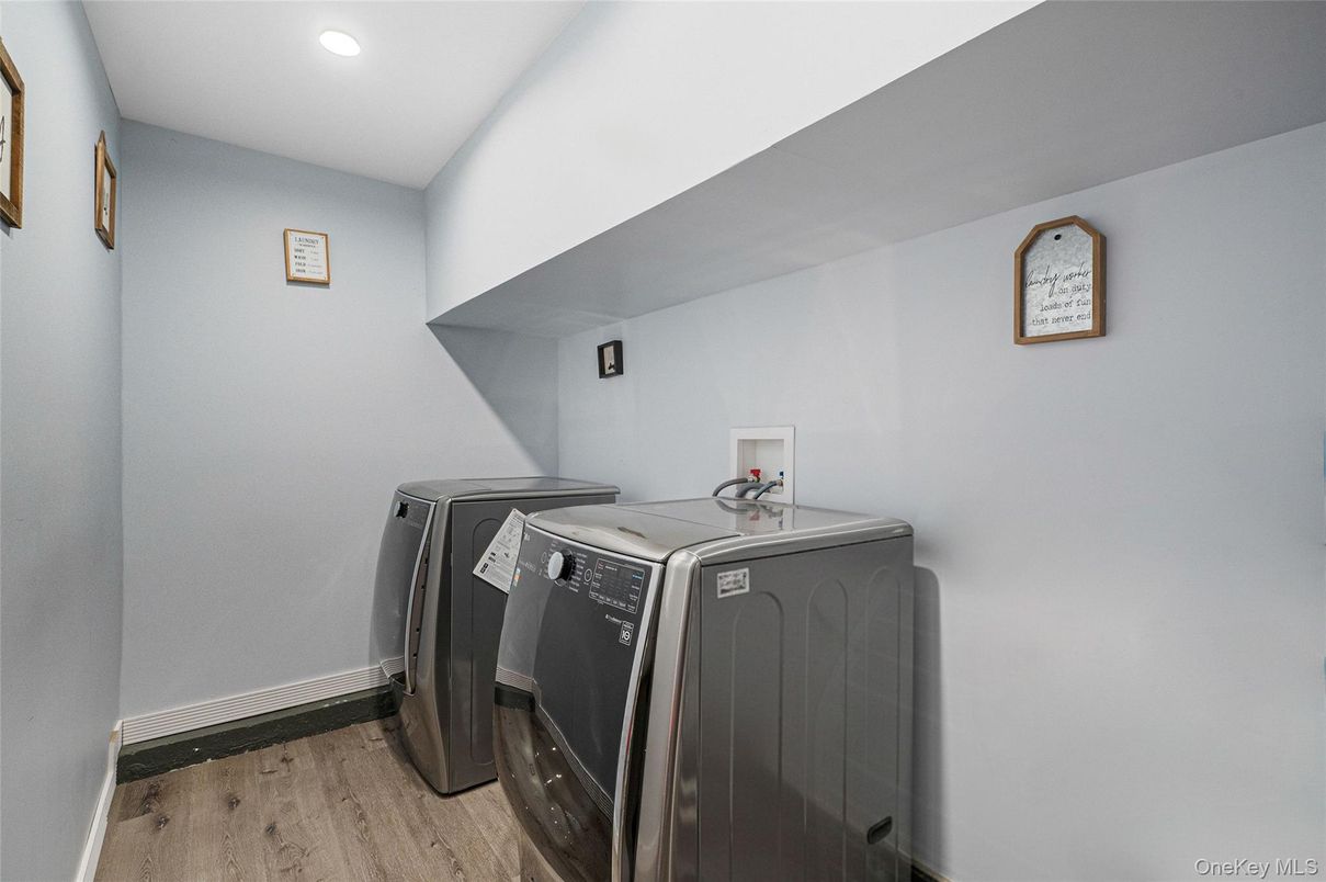 Interior, Recessed Lighting, Washer, Wood Texture Flooring