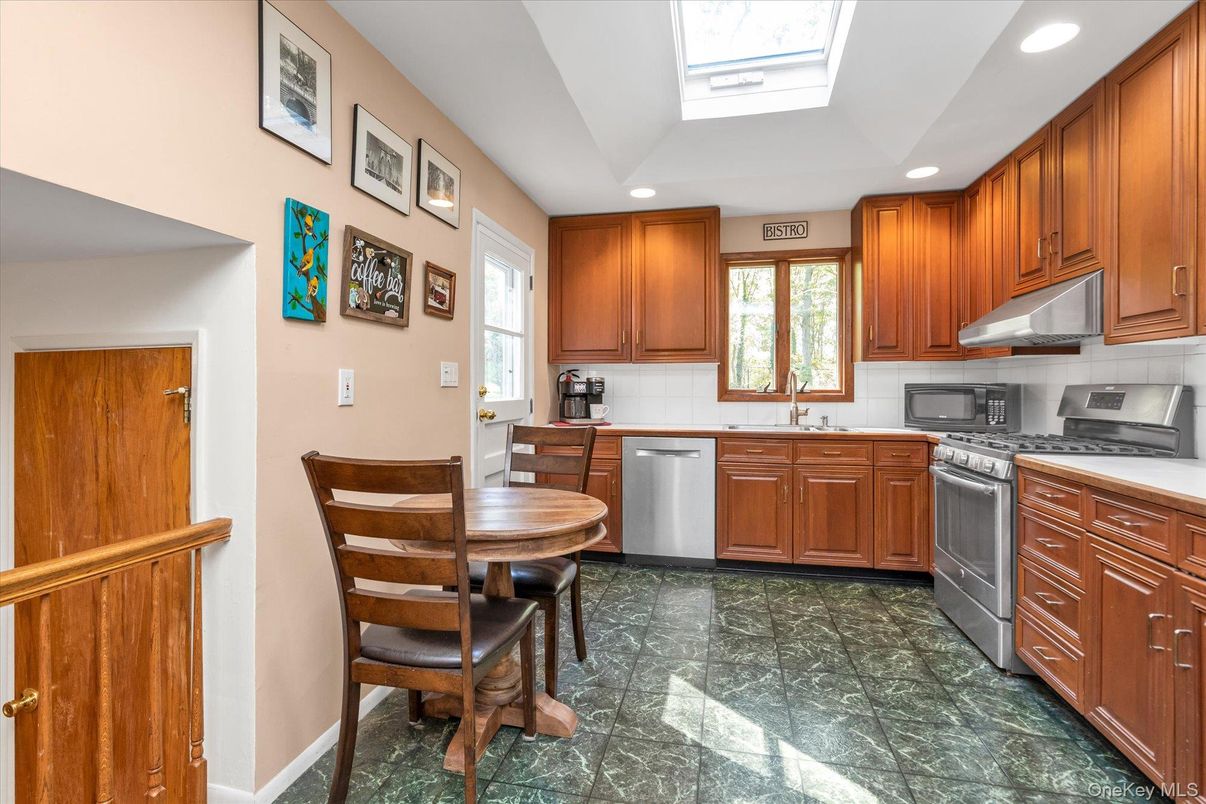 Dining room, Interior, Kitchen, Recessed Lighting, Stainless Steel Appliances