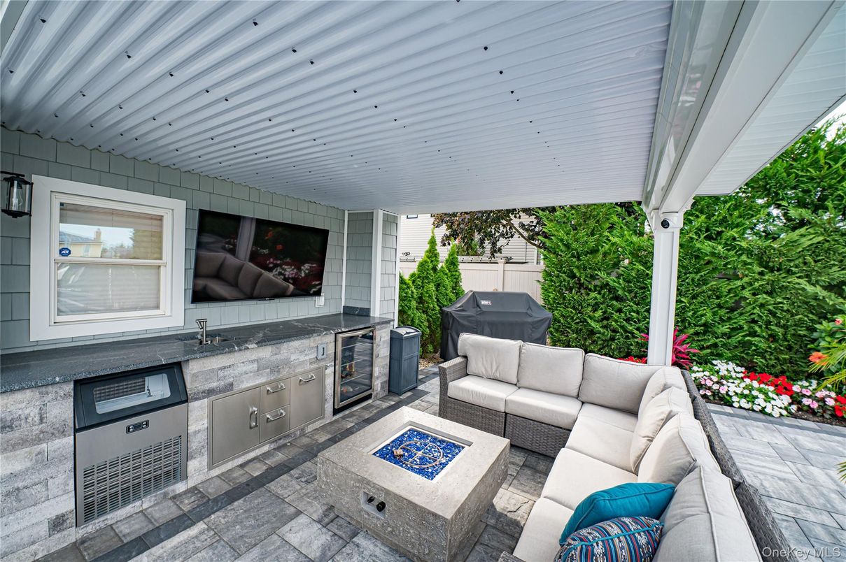 Exterior, Outdoor Kitchen