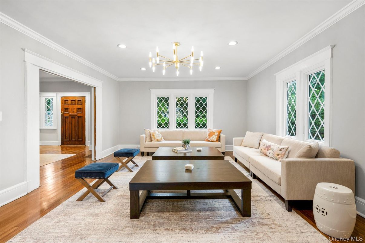 Interior, Living room, Pendant Lights, Recessed Lighting, Wood Texture Flooring