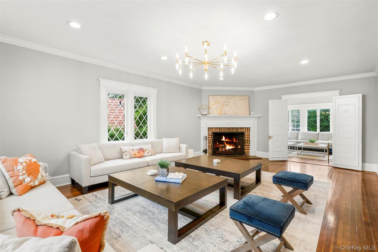 Fireplace, Interior, Living room, Pendant Lights, Recessed Lighting, Wood Texture Flooring