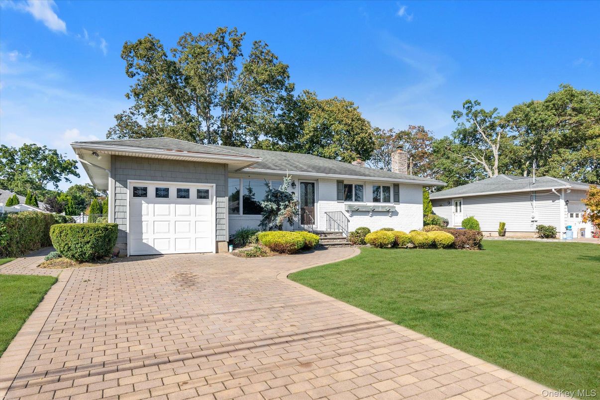 Attached, Exterior, Facade, Ranch