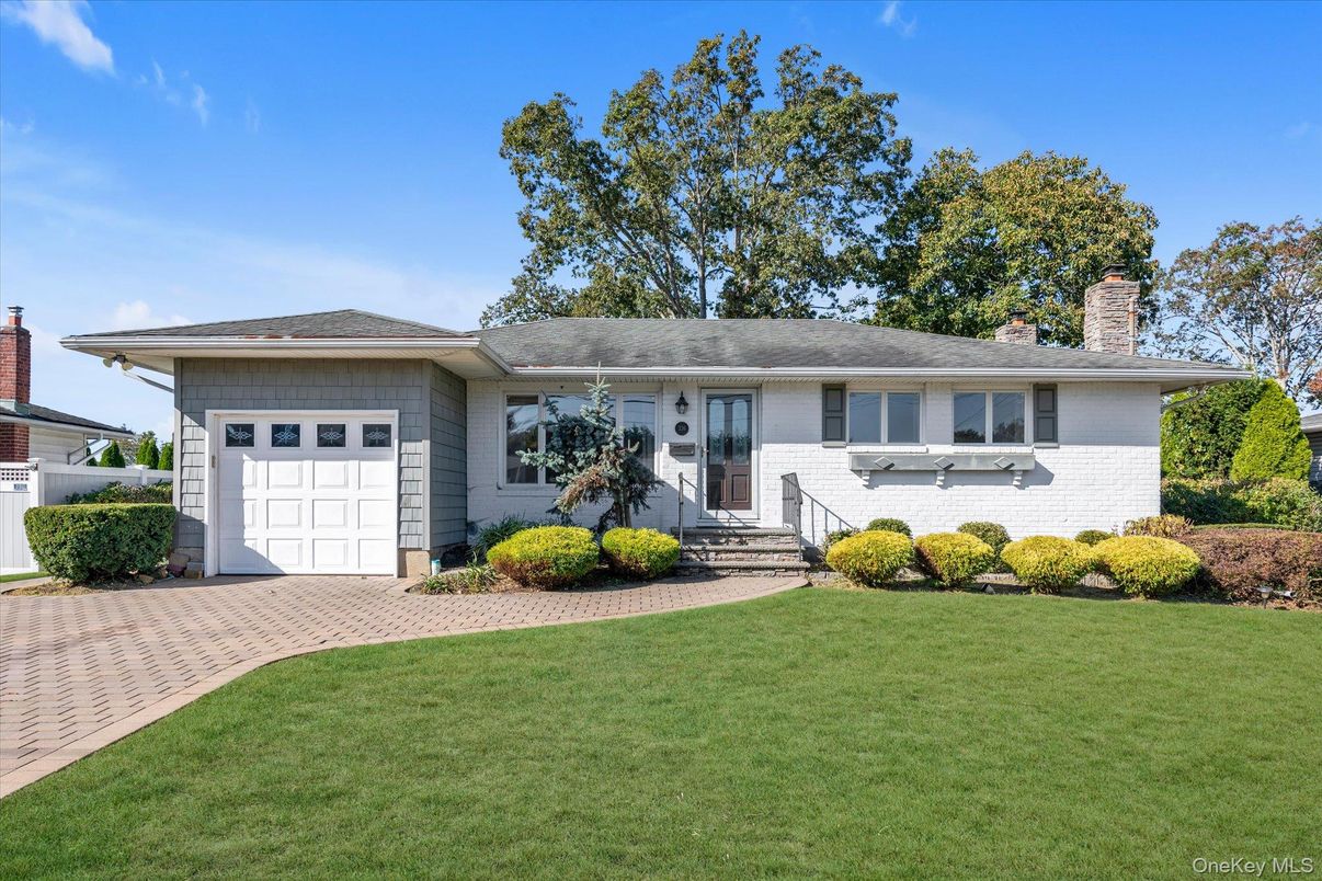Attached, Exterior, Facade, Ranch