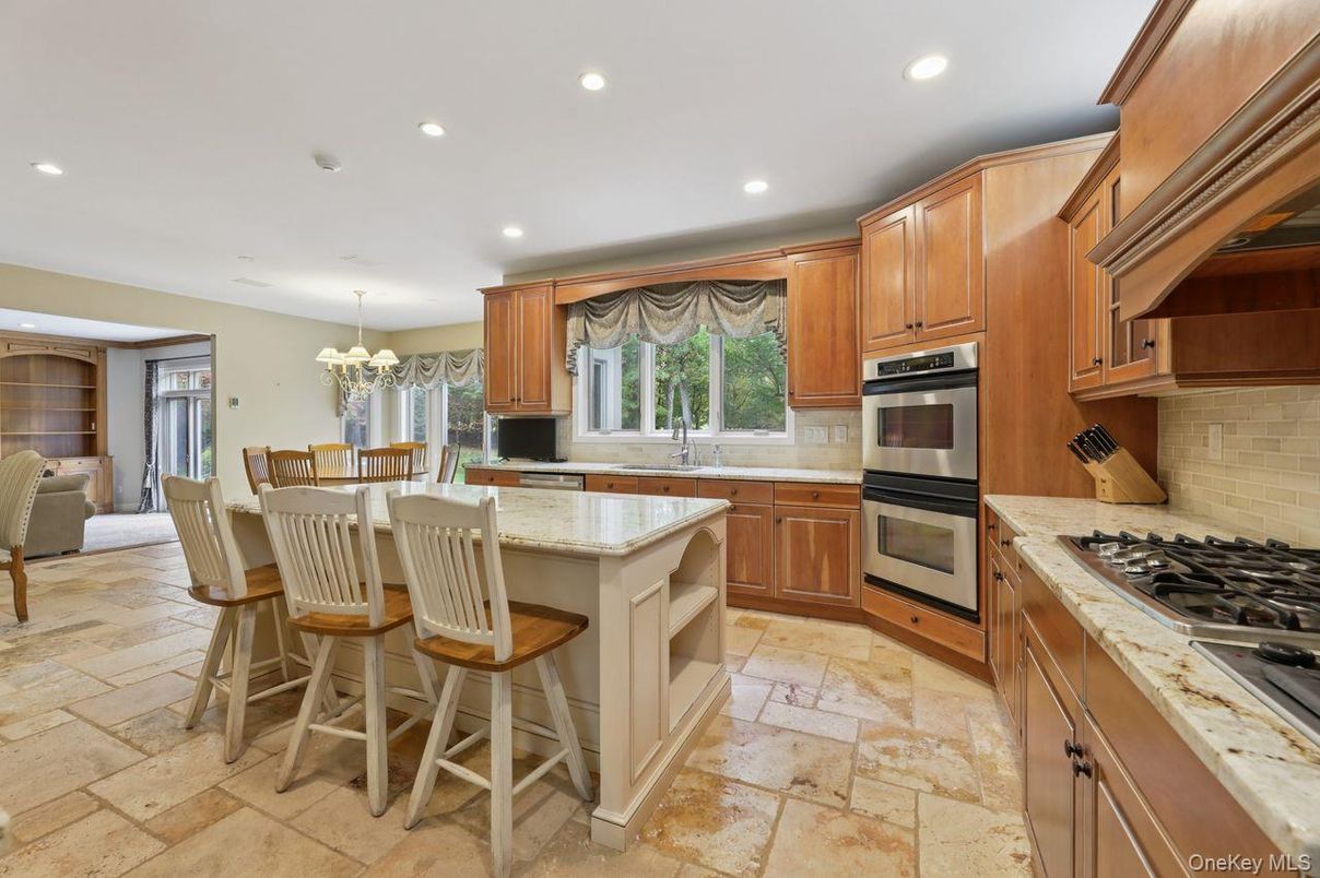 Chandelier, Dining room, Interior, Kitchen, Recessed Lighting, Stainless Steel Appliances