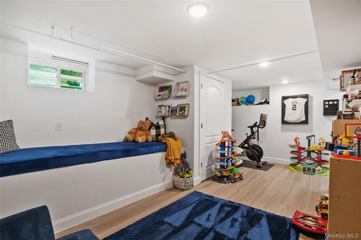 Fitness Equipment, Interior, Recessed Lighting, Wood Texture Flooring