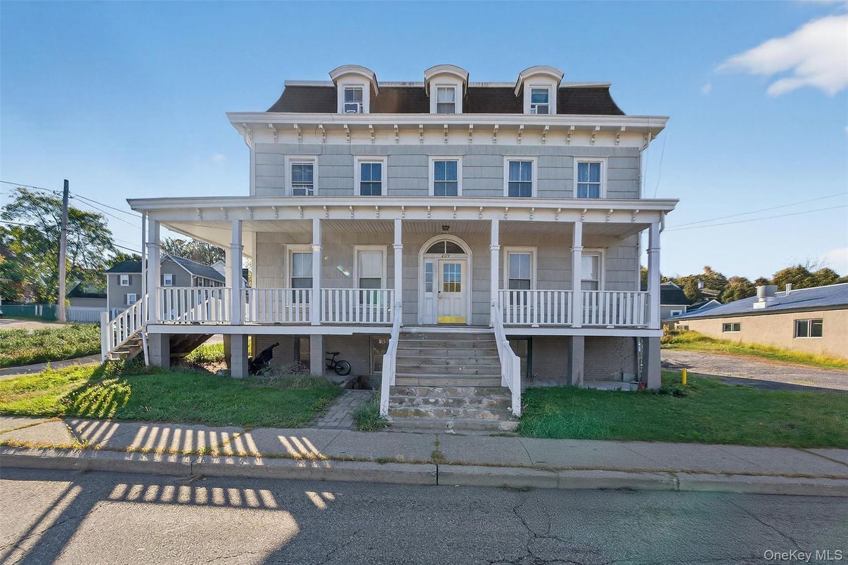 Exterior, Facade, American Foursquare