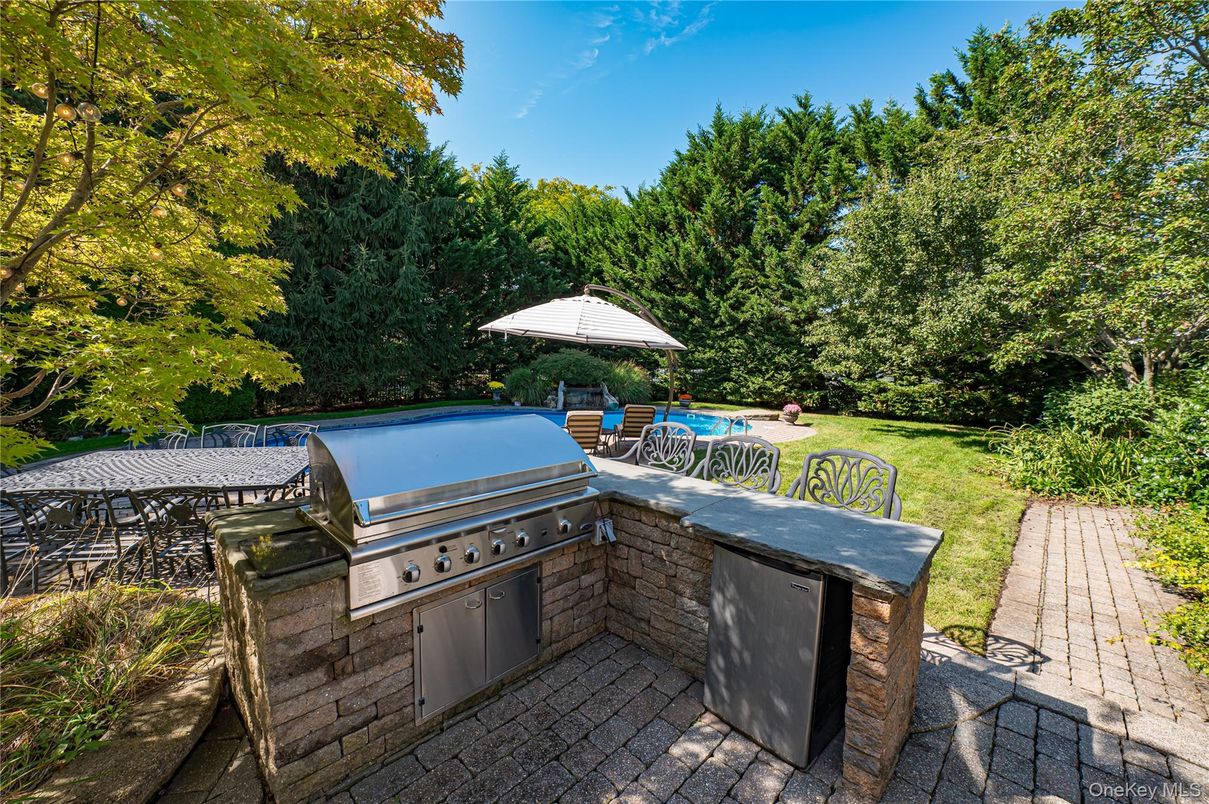 Exterior, Outdoor Kitchen, Pool