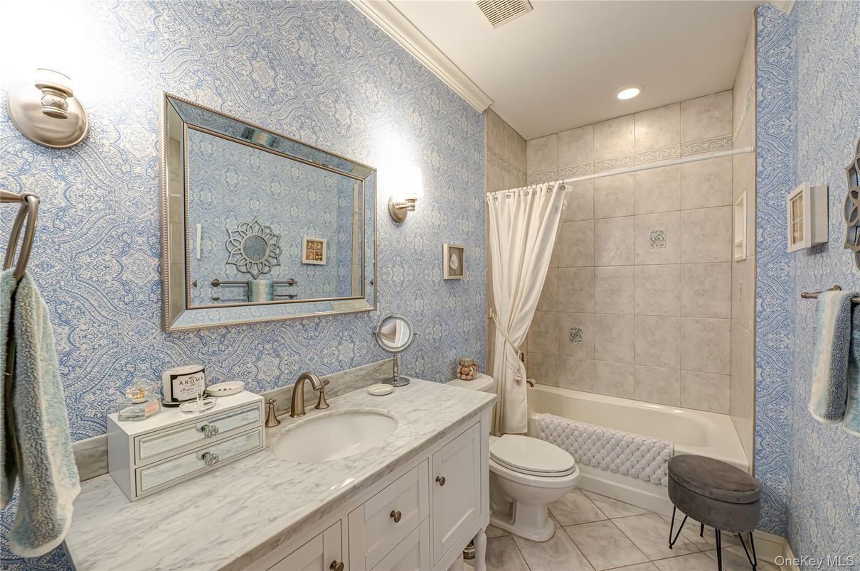 Bathroom, Interior, Recessed Lighting