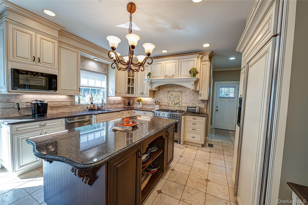 Chandelier, Interior, Kitchen, Recessed Lighting, Stainless Steel Appliances