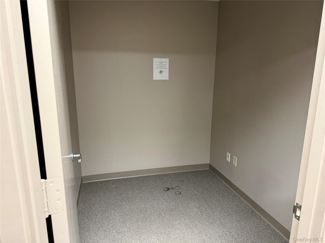 Empty room, Interior