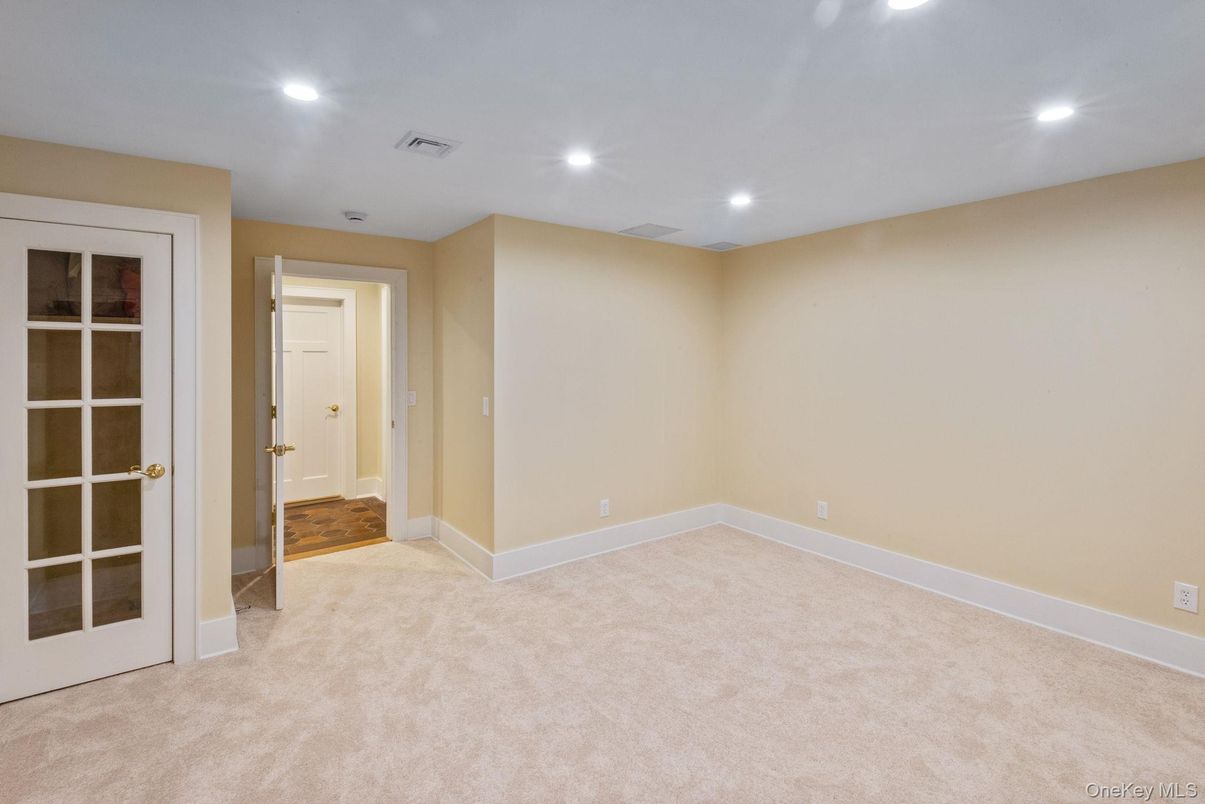 Empty room, Interior, Recessed Lighting