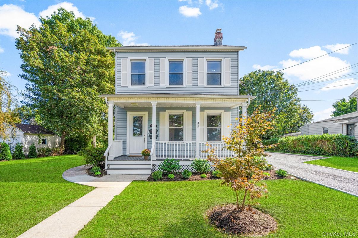 Exterior, Facade, American Foursquare
