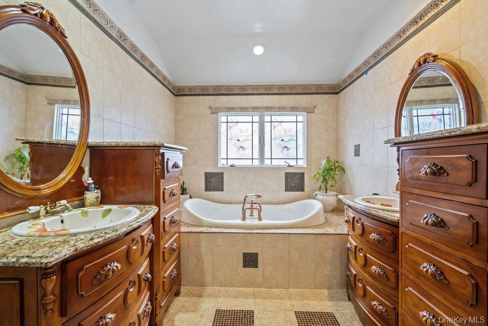 Bathroom, Dual Sink Vanities, Interior, Recessed Lighting