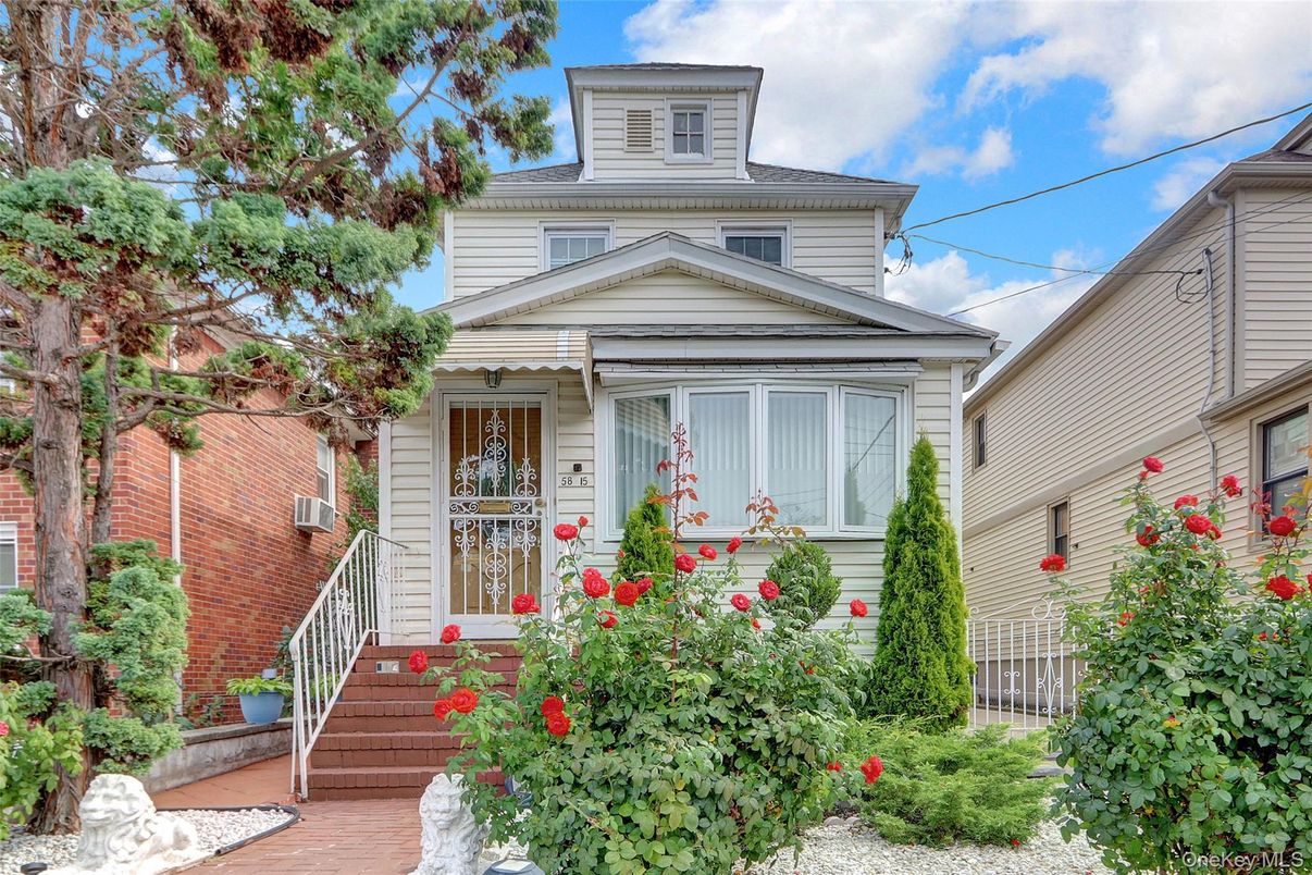 Exterior, Facade, Brick Facade, American Foursquare