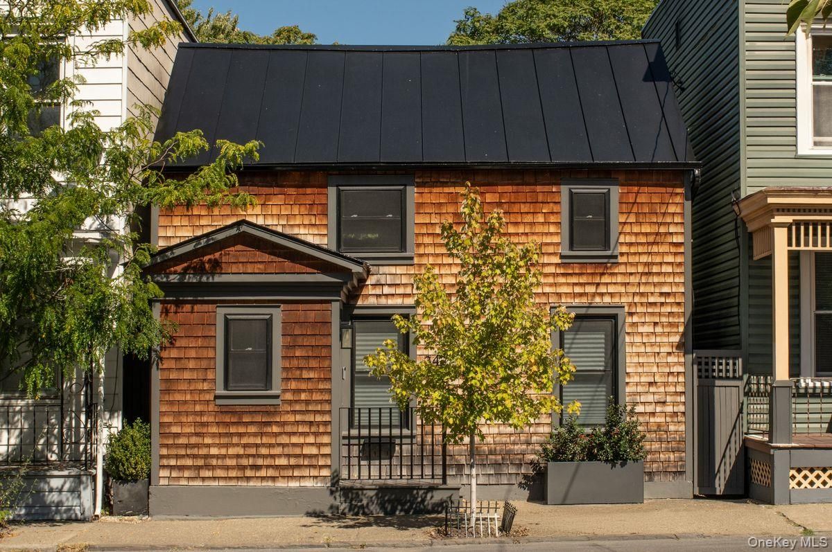 Exterior, Facade, Brick Facade, Rowhouse