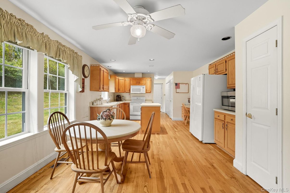 Dining room, Interior, Kitchen, Recessed Lighting, Wood Texture Flooring
