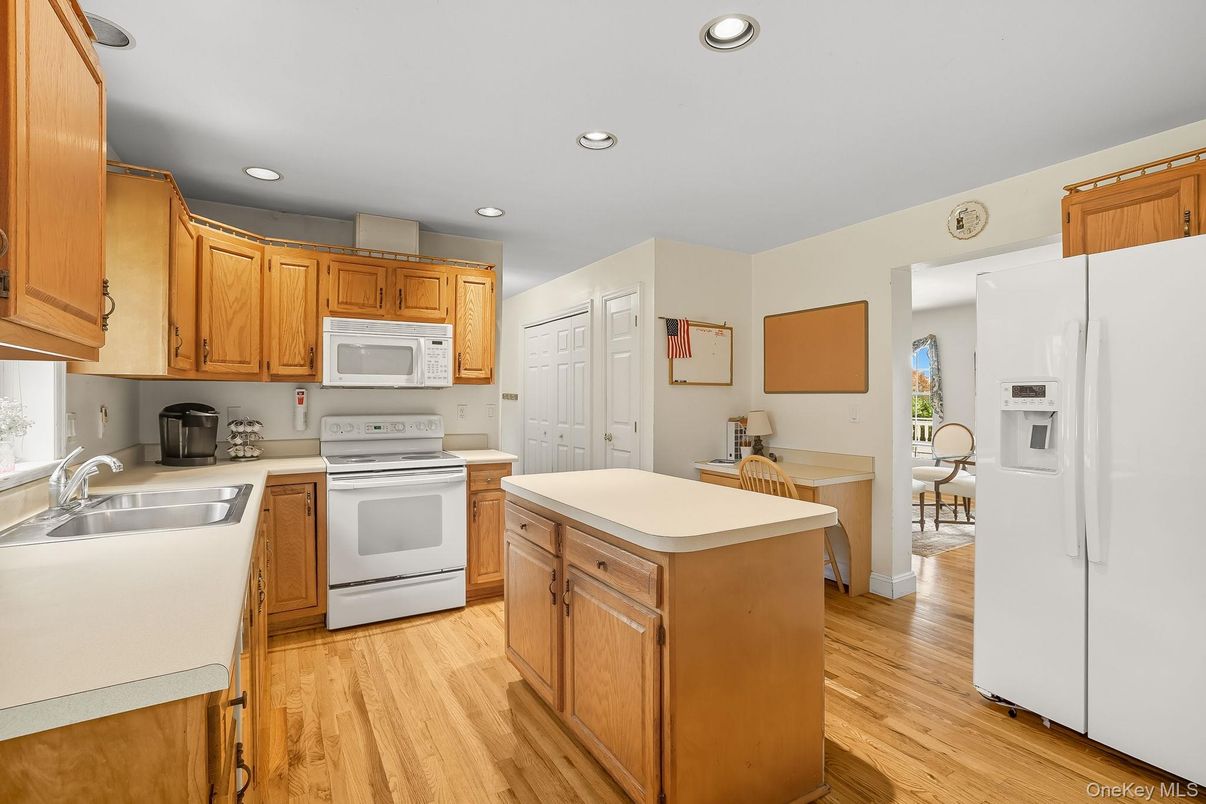 Dining room, Interior, Kitchen, Recessed Lighting, Wood Texture Flooring