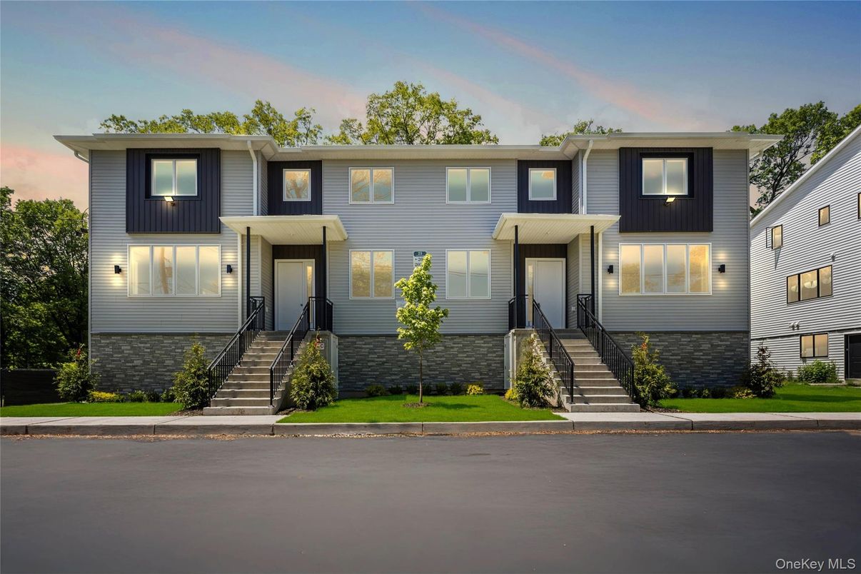 Exterior, Facade, Raised Ranch