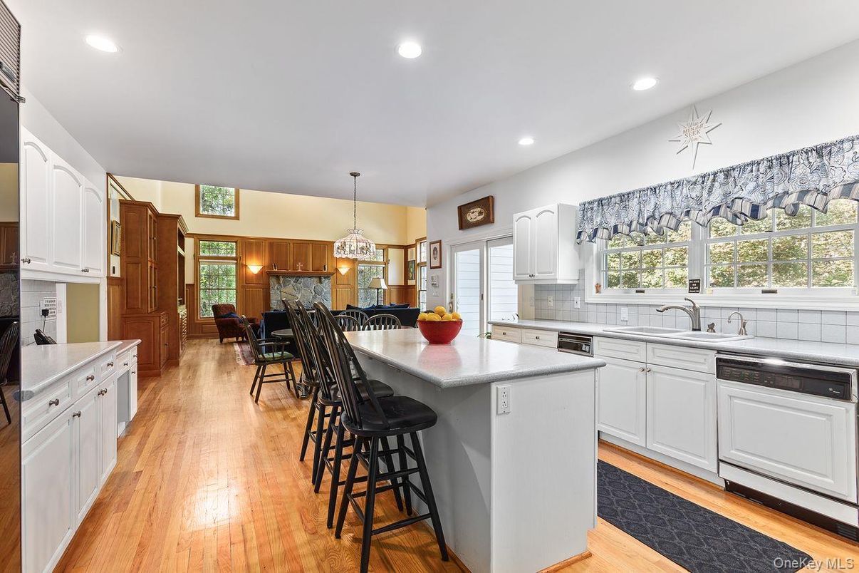 Dining room, Interior, Kitchen, Pendant Lights, Recessed Lighting, Wood Texture Flooring