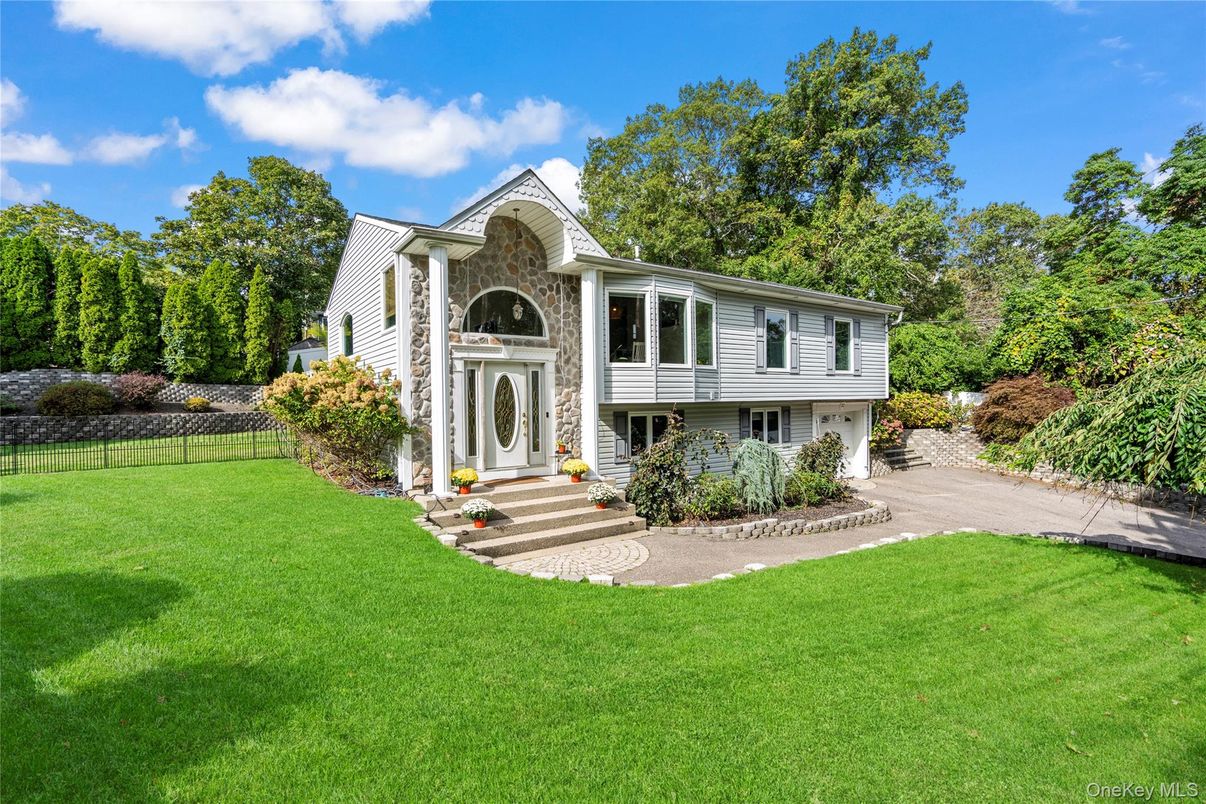 Backyard, Exterior, Facade, Raised Ranch