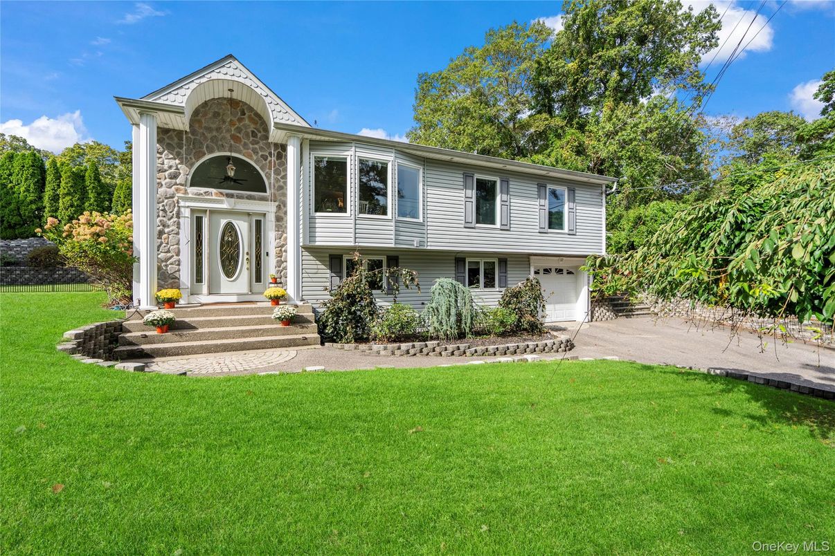 Attached, Exterior, Facade, Raised Ranch