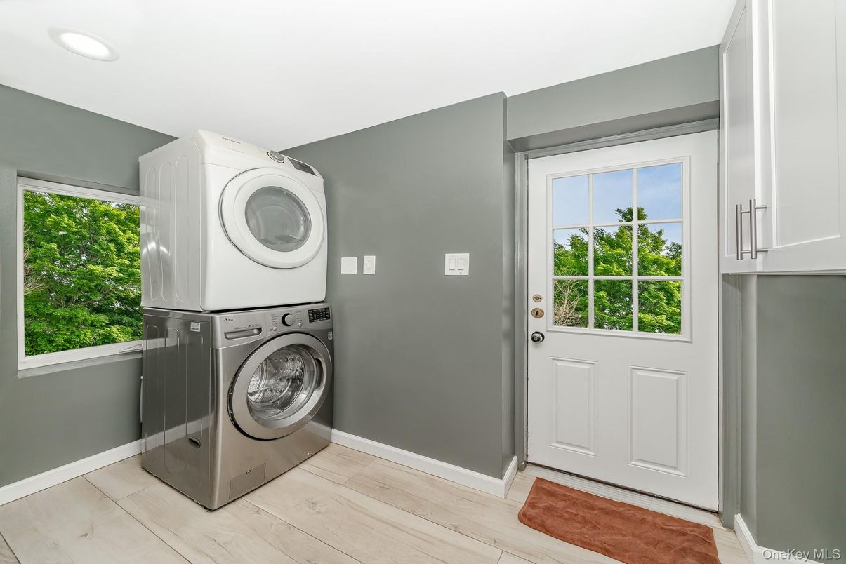 Interior, Recessed Lighting, Washer, Wood Texture Flooring