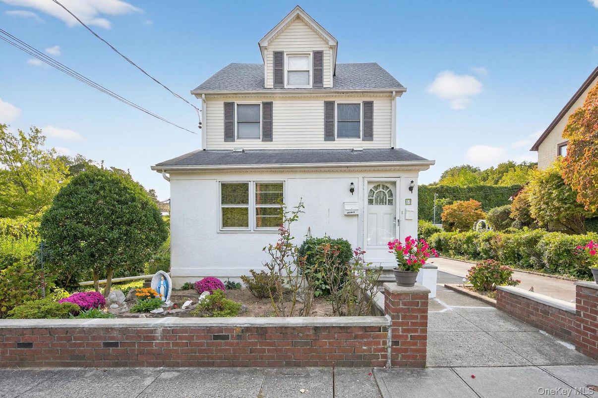 Exterior, Facade, American Foursquare