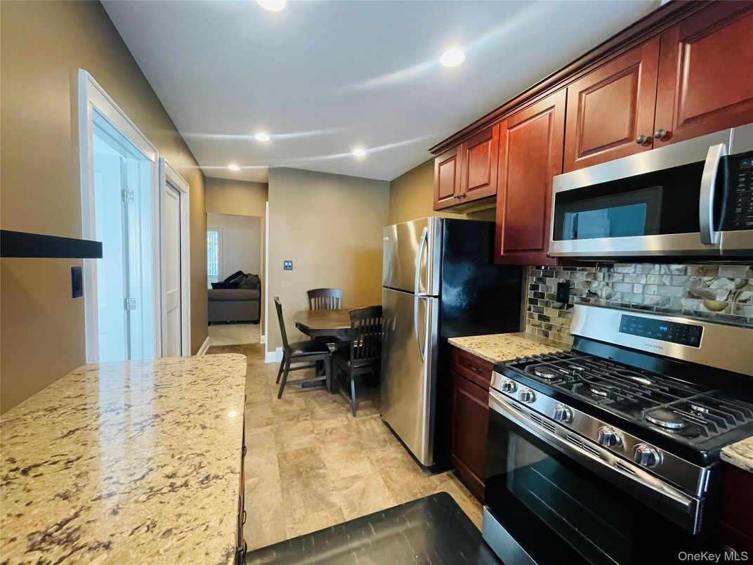 Dining room, Interior, Kitchen, Recessed Lighting, Stainless Steel Appliances