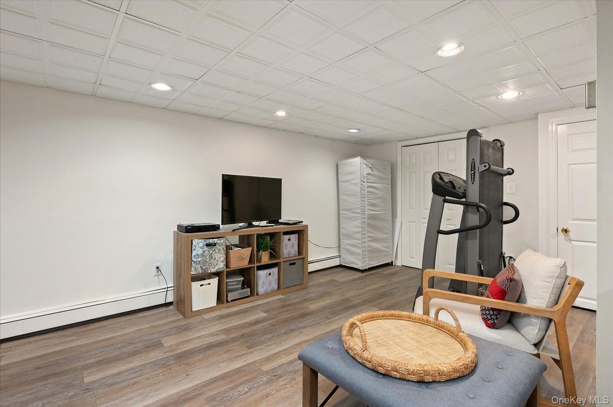 Fitness Equipment, Interior, Recessed Lighting, Wood Texture Flooring