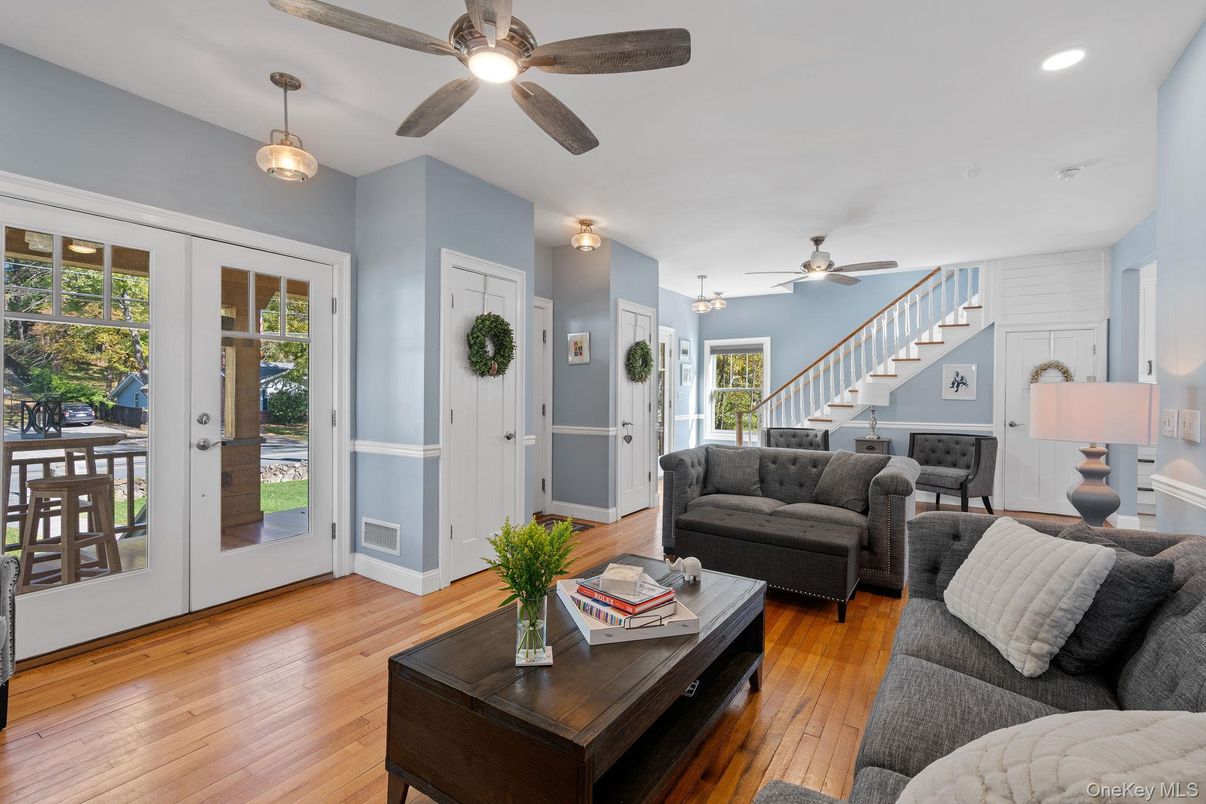 Interior, Living room, Pendant Lights, Recessed Lighting, Wood Texture Flooring