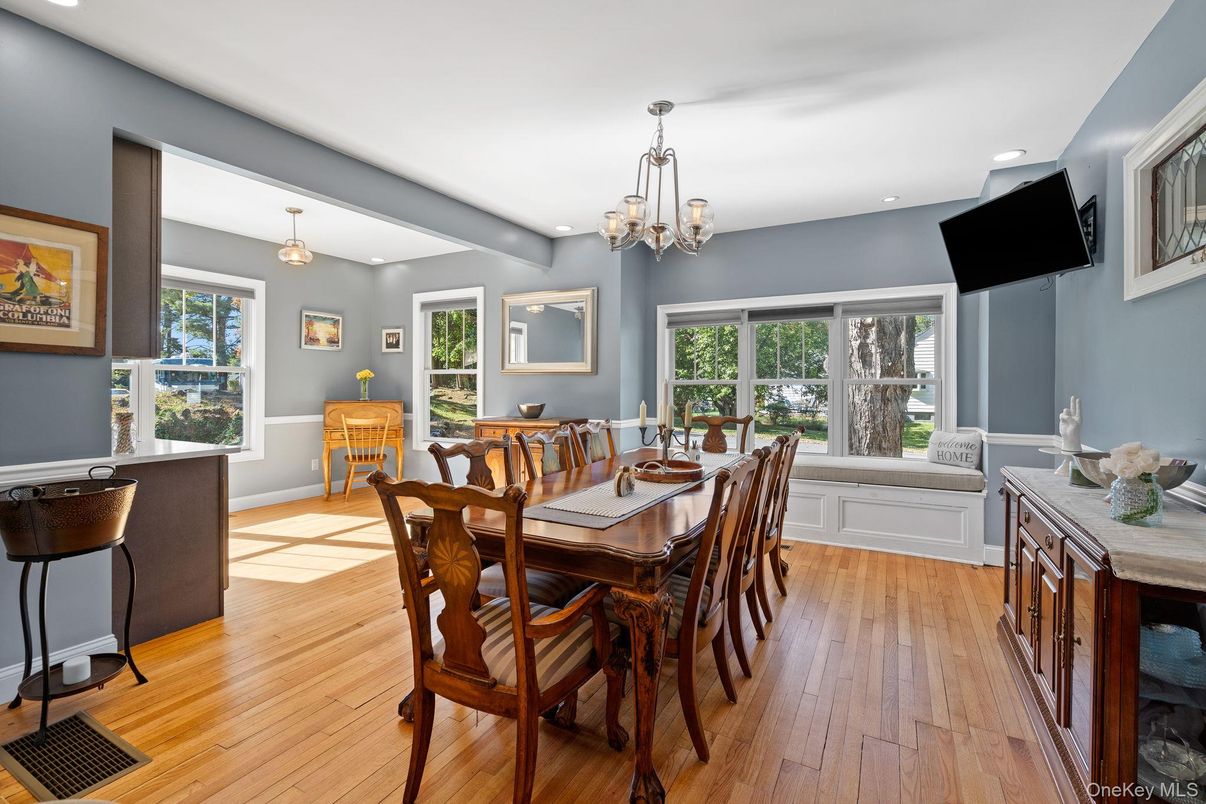 Chandelier, Dining room, Interior, Recessed Lighting, Wood Texture Flooring