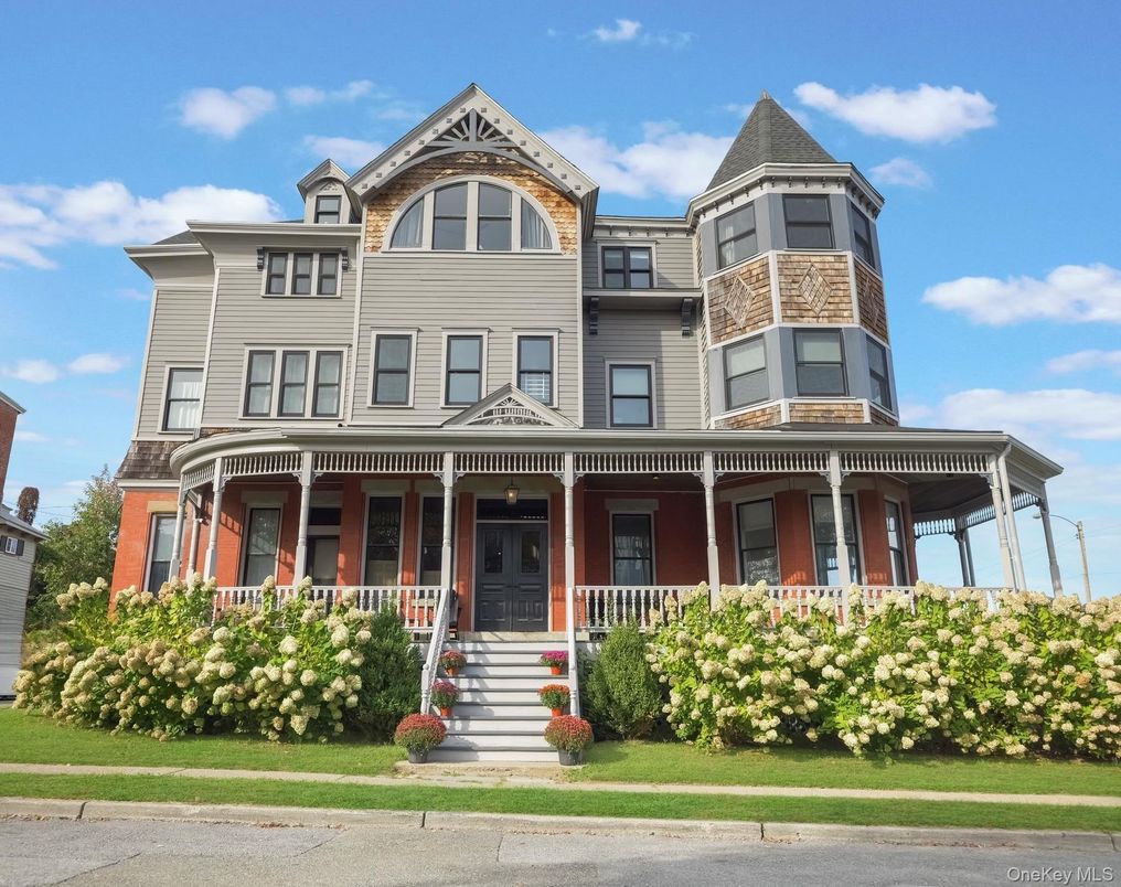 Exterior, Facade, Queen Anne Victorian