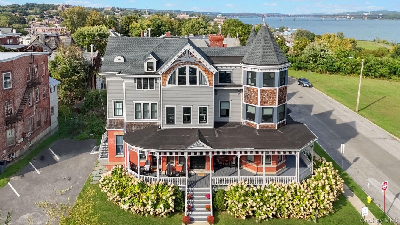 Exterior, Facade, Water, Queen Anne Victorian