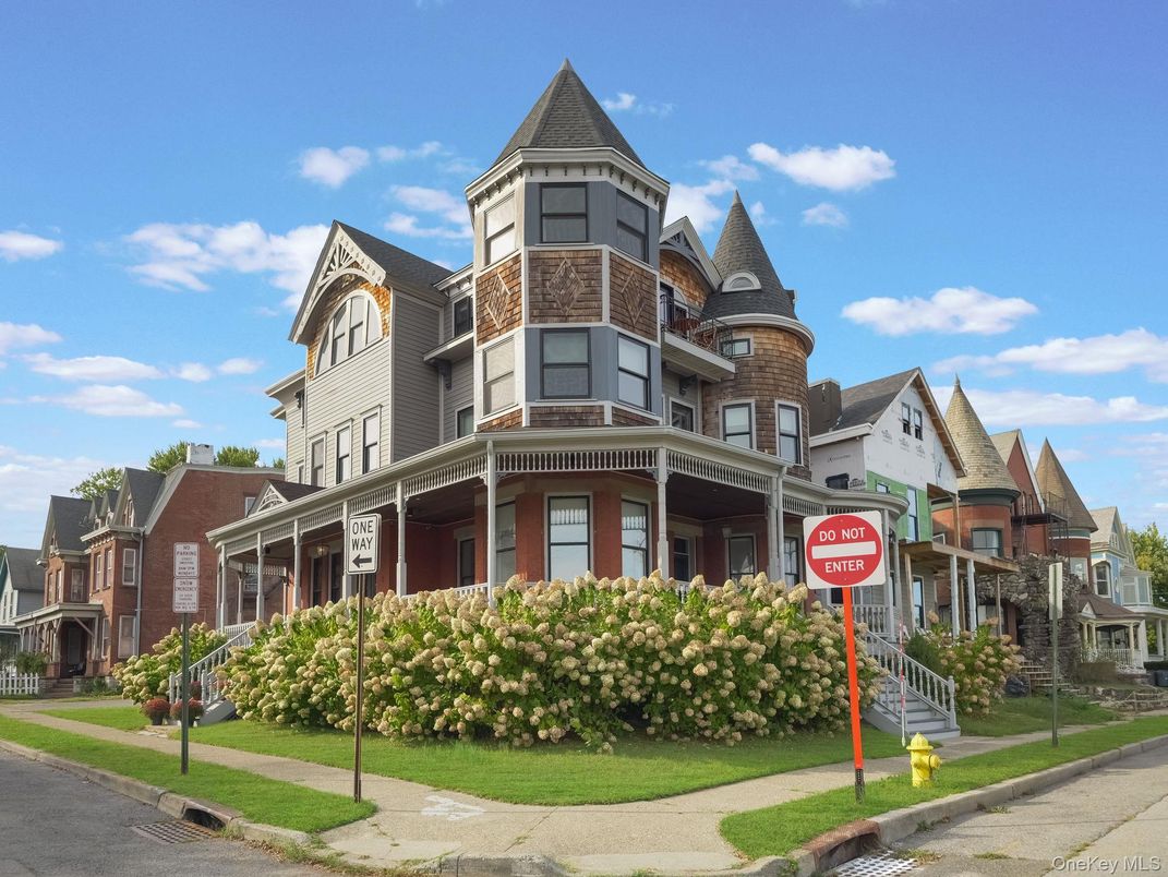Exterior, Facade, Queen Anne Victorian