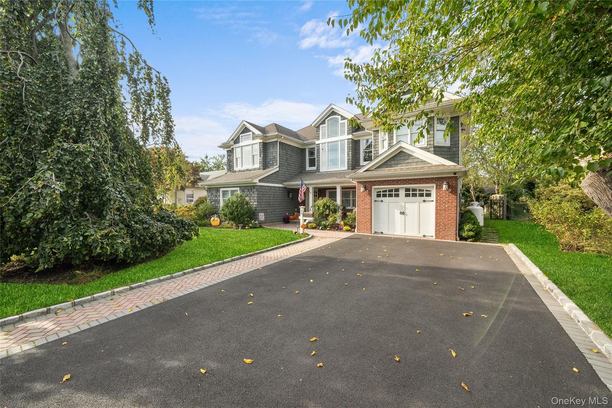 Attached, Exterior, Facade, Brick Facade, Queen Anne Victorian