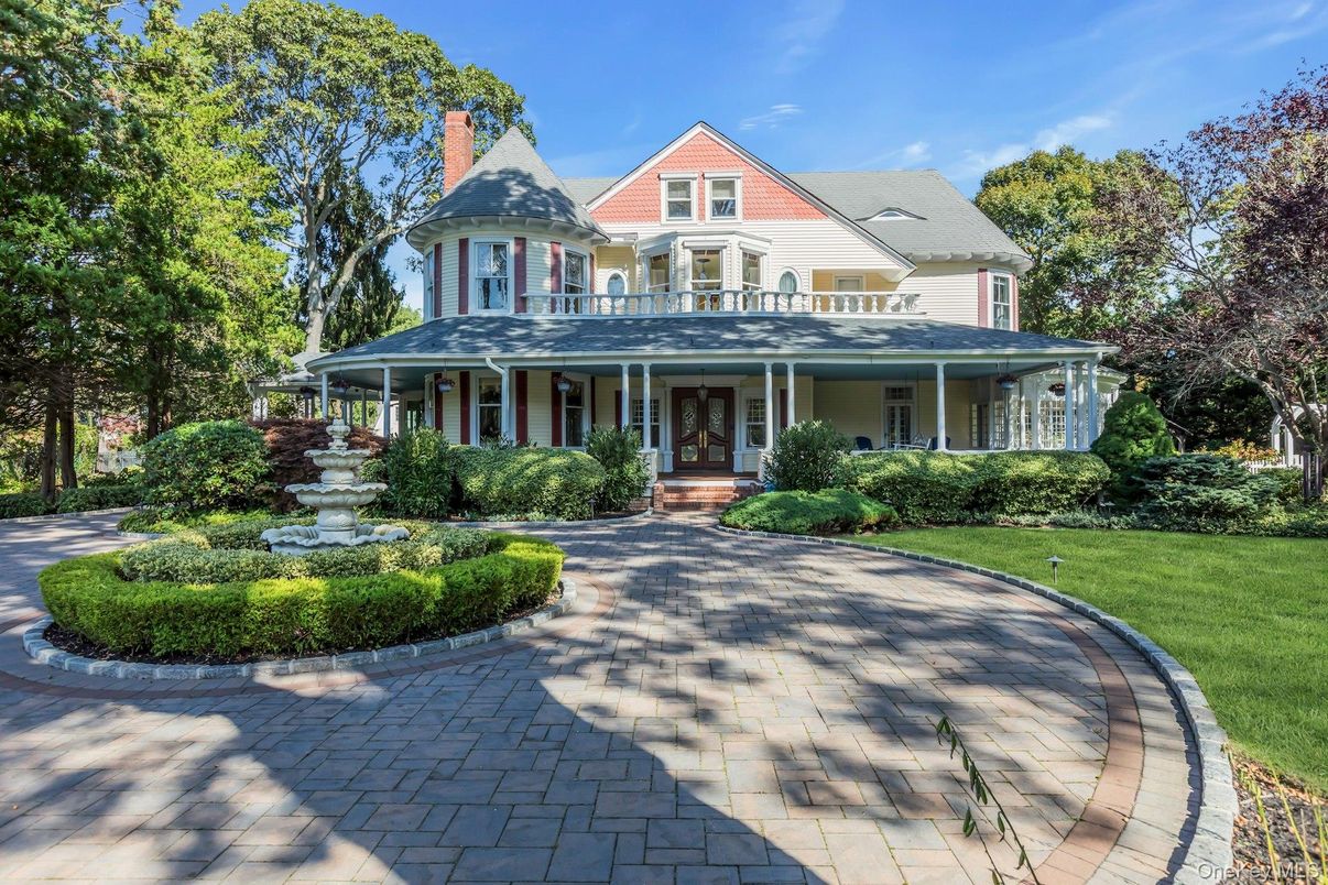 Exterior, Facade, Queen Anne Victorian