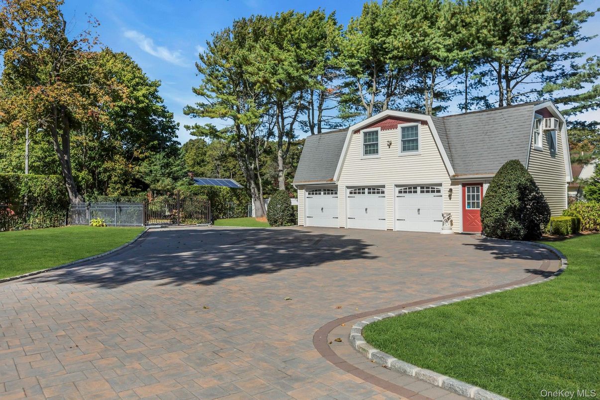 Attached, Exterior, Facade, Cape Cod