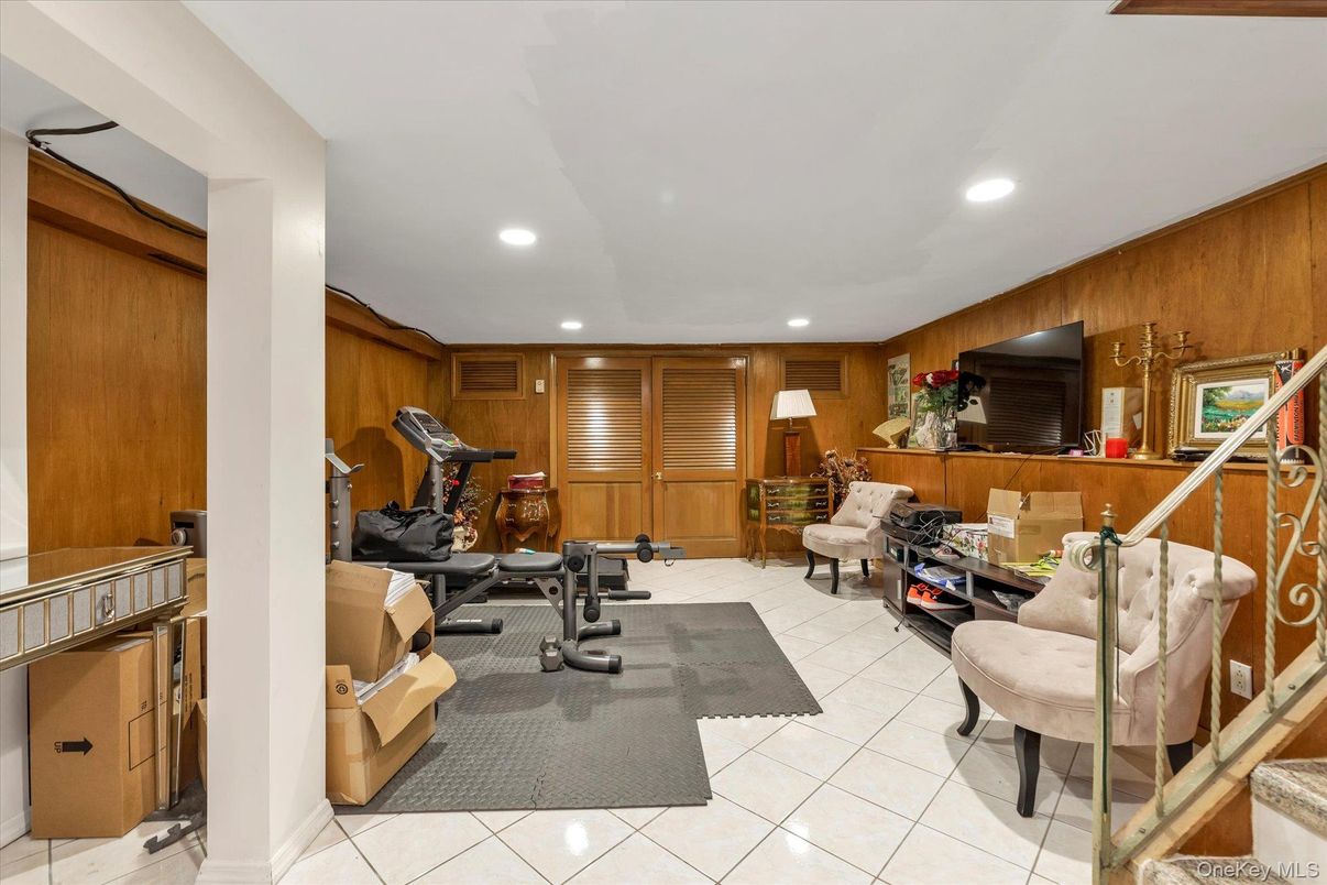 Fitness Equipment, Interior, Living room, Recessed Lighting, Wooden Walls
